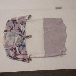 Summer top with sleeves wooden buttons camo print at top grey black pink